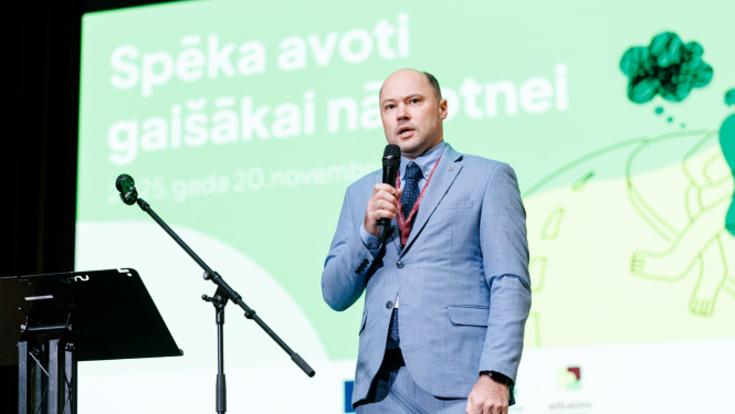 Valsts probācijas dienesta vadītājs saka uzrunu konferences dalībniekiem