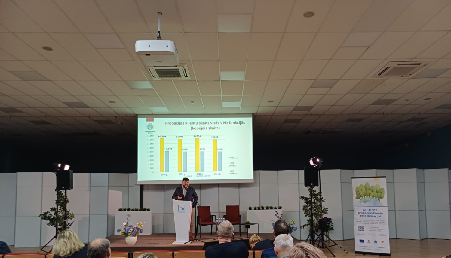 Konferences dalībnieki klausās prezentāciju