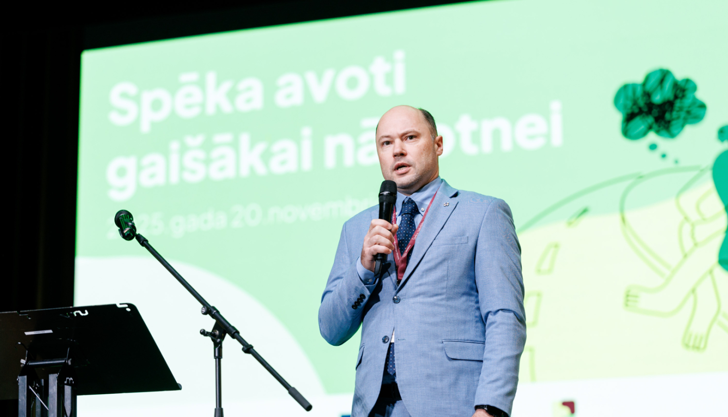 Valsts probācijas dienesta vadītājs saka uzrunu konferences dalībniekiem