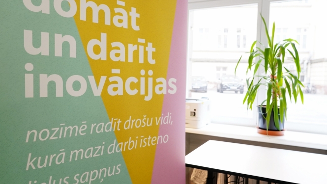 Inovāciju laboratorijas banneris telpā