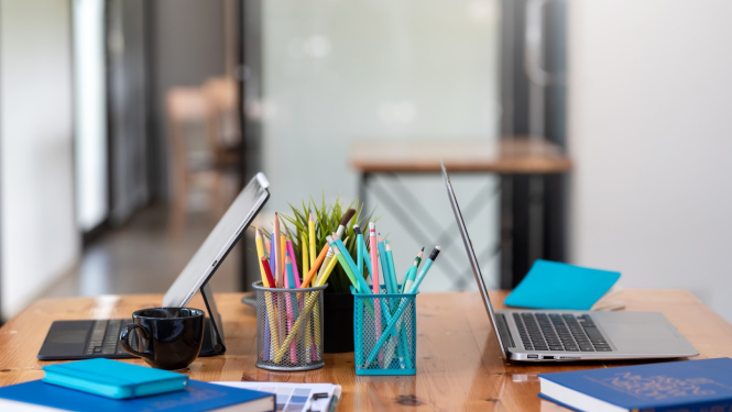 Darba galds ar diviem datoriem