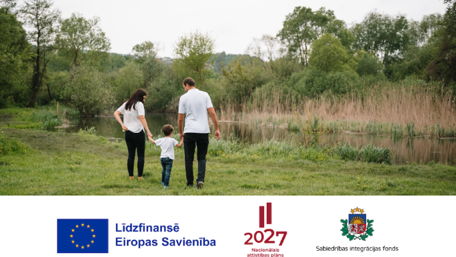 ģimene pastaigājas