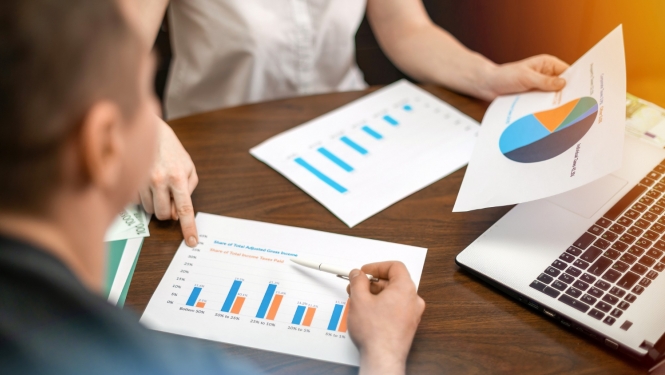Cilvēki apspriež statistikas datus