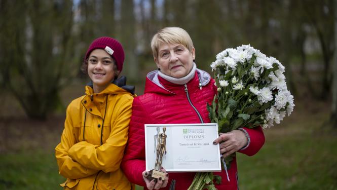 Tamāra Krēsliņa ar balvu "Cilvēka izaugsmei"