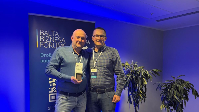 Valsts probācijas dienesta pārstāvji ar balvu