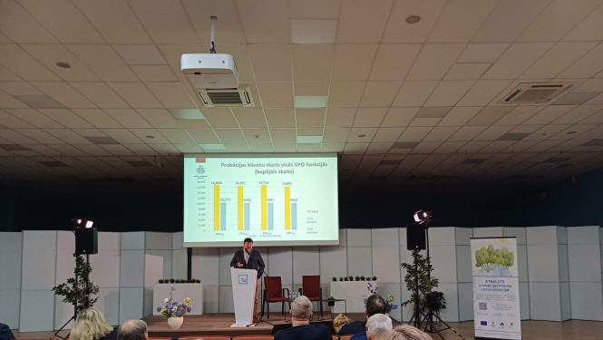 Konferences dalībnieki klausās prezentāciju