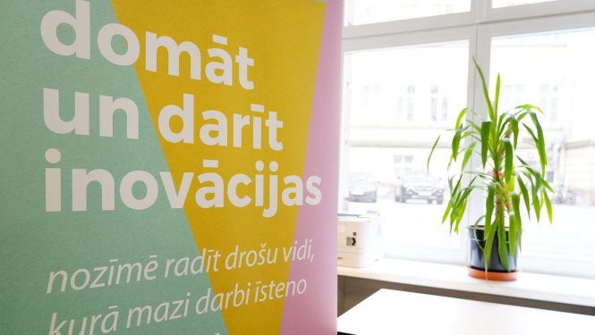 Inovāciju laboratorijas banneris telpā