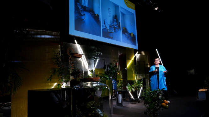 Diāna Ziediņa saka uzrunu uz skatuves