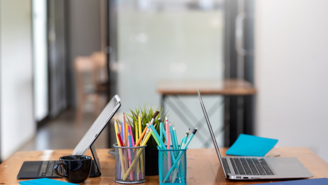 Darba galds ar diviem datoriem