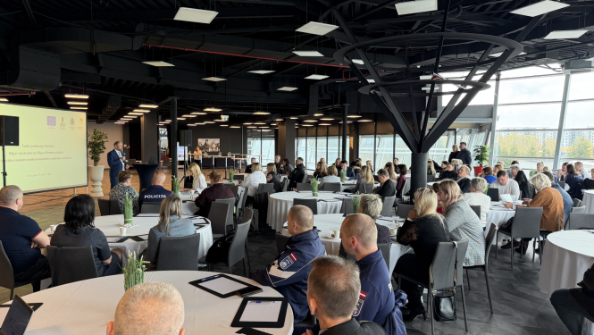 Sēdes dalībnieki klausās VPD vadītāja uzrunu