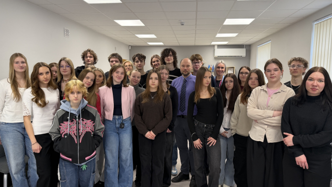 Jaunieši un dienesta kolēģi ēnu dienā 