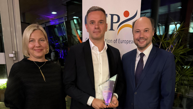 VPD vadītājs, vietniece un sabiedrisko attiecību vadītājs ar balvu