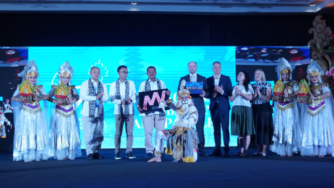 uz skatuves Indonēzijā Indonēzijas un latvijas delegācijas