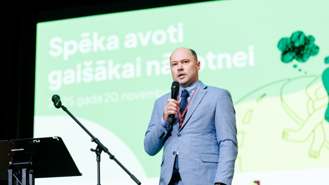 Valsts probācijas dienesta vadītājs saka uzrunu konferences dalībniekiem