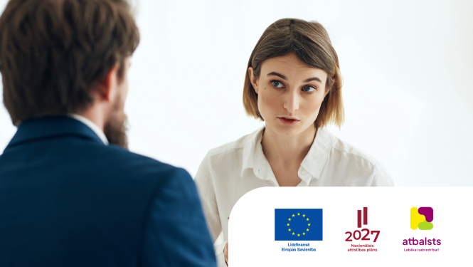 Psihoterapeits runā ar pacientu