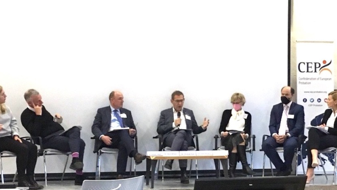 dalībnieki diskutē