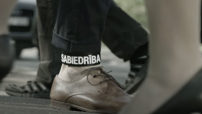 vīrieša kāja ar elektroonisko uzraudzības sprādzi