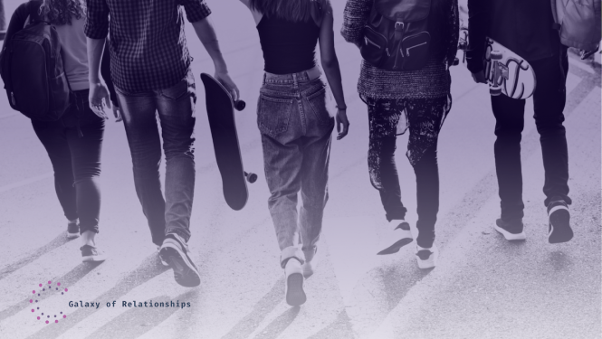 jaunieši iet pa ielu