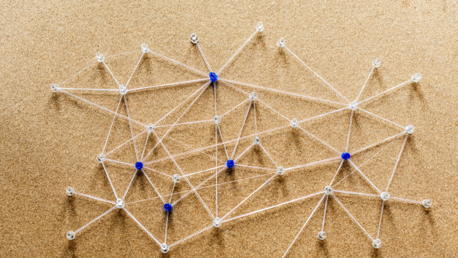 Simboliski punkti savenoti savā starpā veidojot tīklu