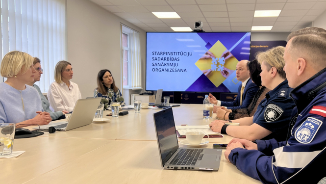 STIS sanāksmes dalībnieki sarunājas sanāksmē