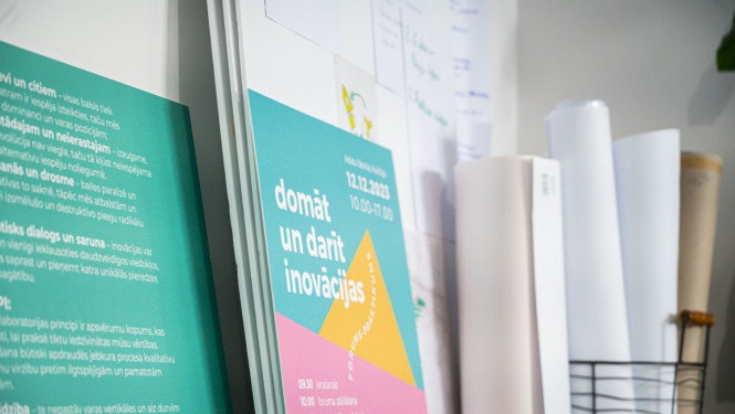 Plaukts ar plakātu par inovāciju laboratoriju
