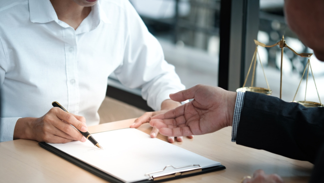 Jurists konsultē klientu