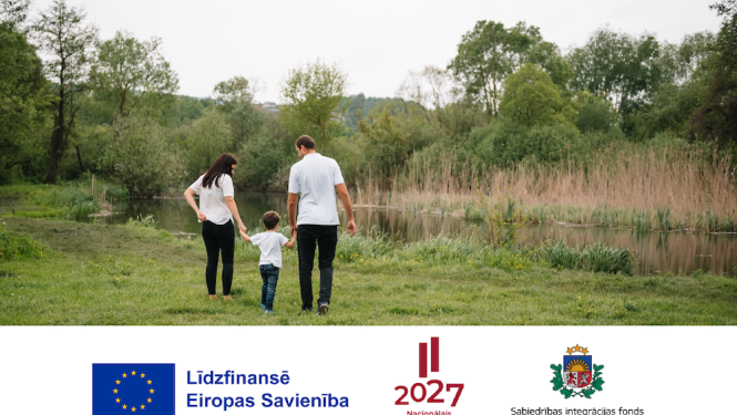 ģimene pastaigājas