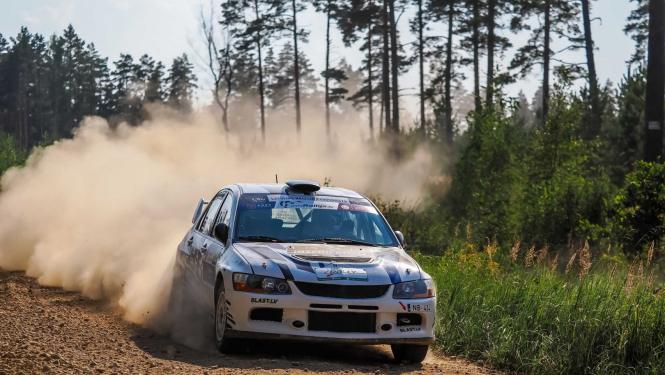 Rallija automašīna brauc pa grants ceļu