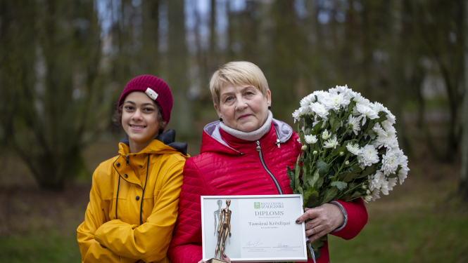 Tamāra Krēsliņa ar balvu "Cilvēka izaugsmei"