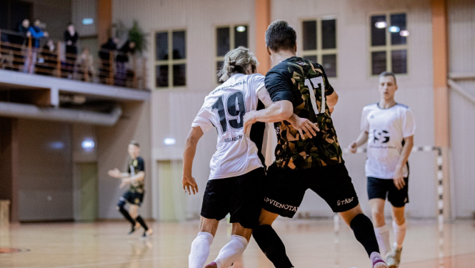 Sportisti spēlē telpu futbolu