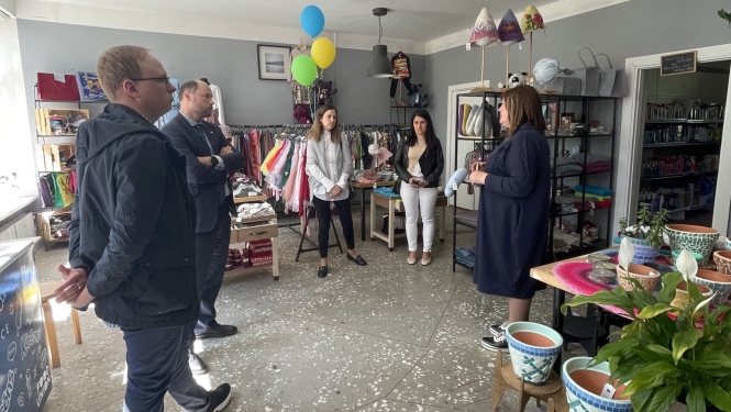 VPD vadītājs runā ar biedrības "Cerību spārni" pārstāvjiem