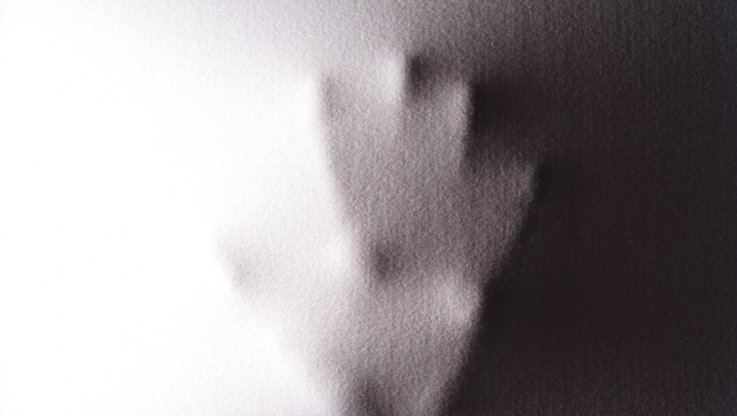 Roka spiežoties pret audeklu tiecas pēc palīdzības