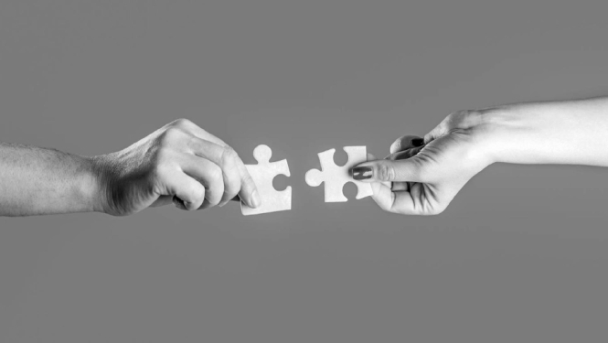 rokas pasniedz puzles gabaliņus