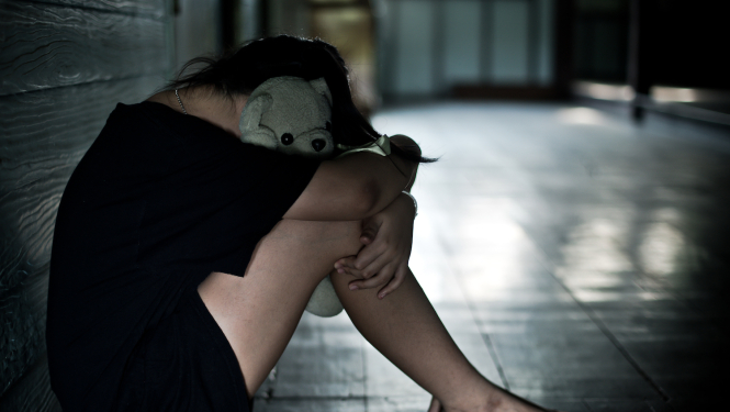 Meitene tumša gaitenī apķērusi kājas