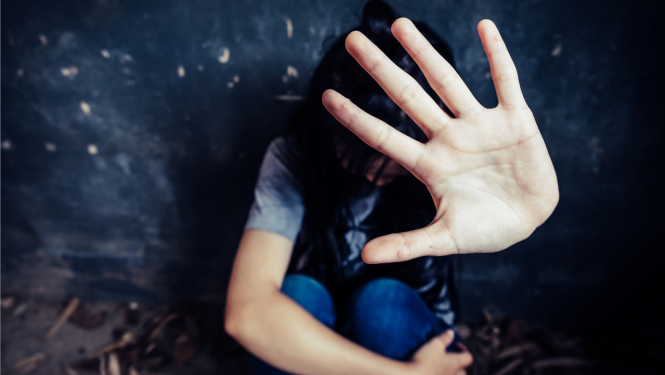 Meitene izstiepusi roku aizstāvoties