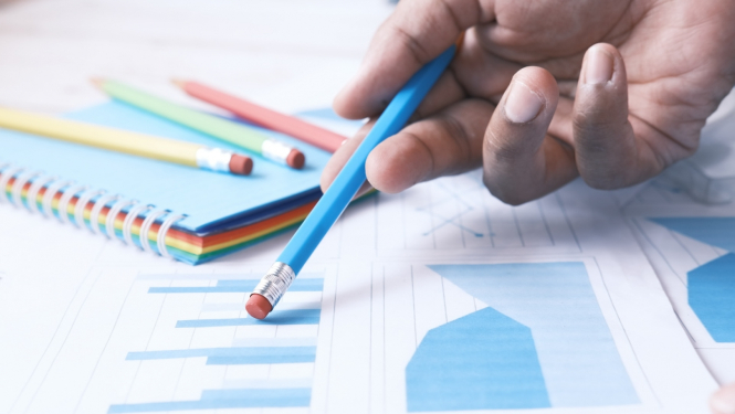 Roka ar zīmuli norāda uz statistikas izdruku