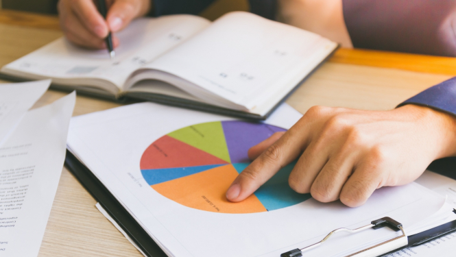 Ar roku norāda uz statistikas izdruku