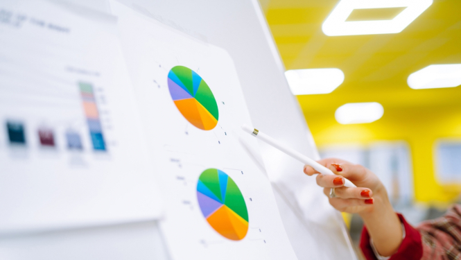 Sieviete norāda uz statistikas izdrukām