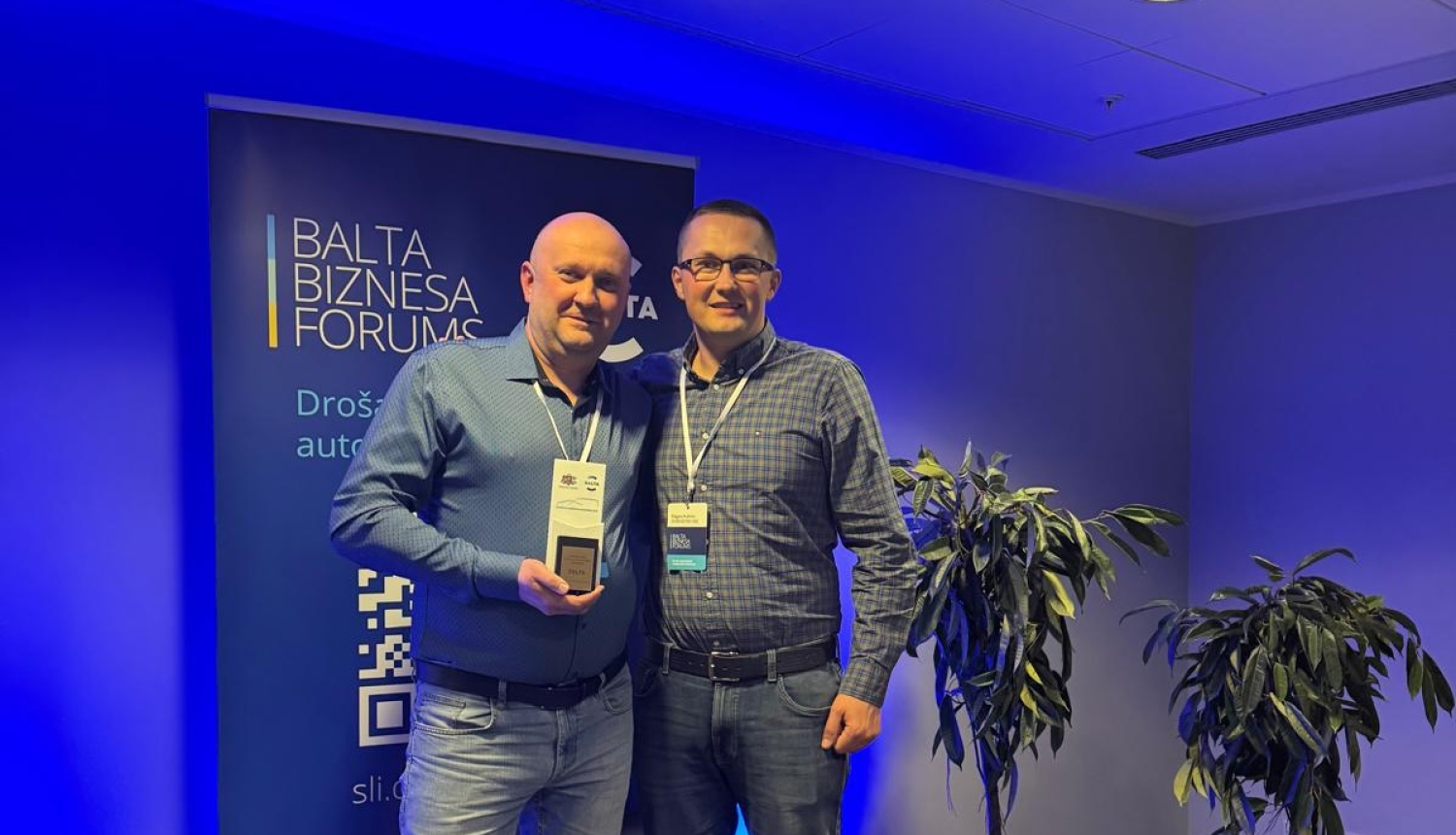 Valsts probācijas dienesta pārstāvji ar balvu