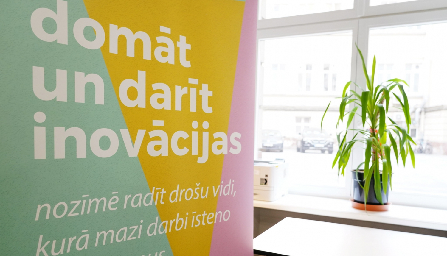 Inovāciju laboratorijas banneris telpā