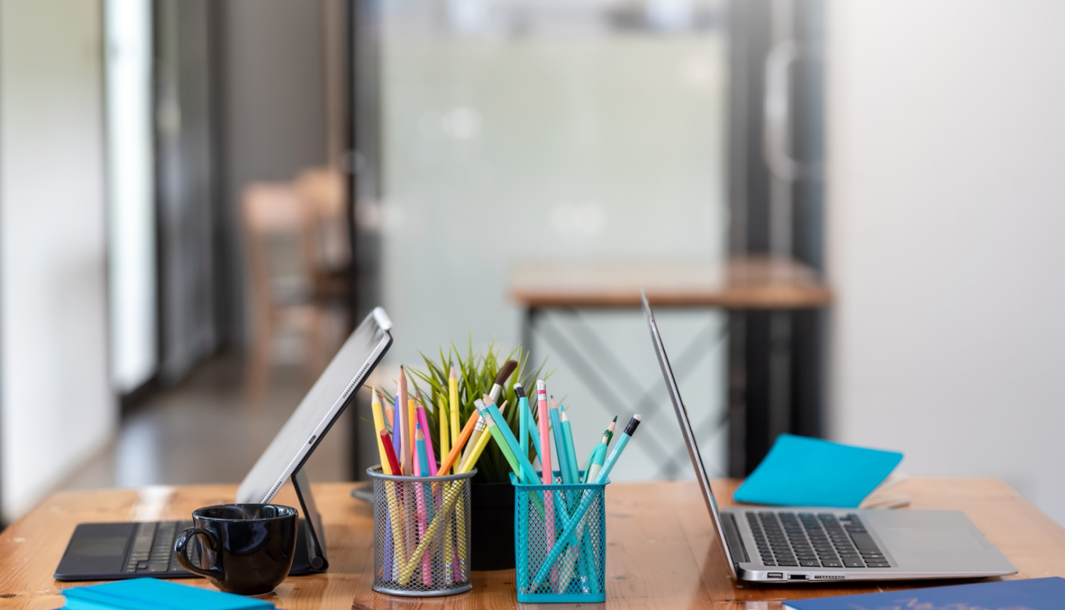 Darba galds ar diviem datoriem