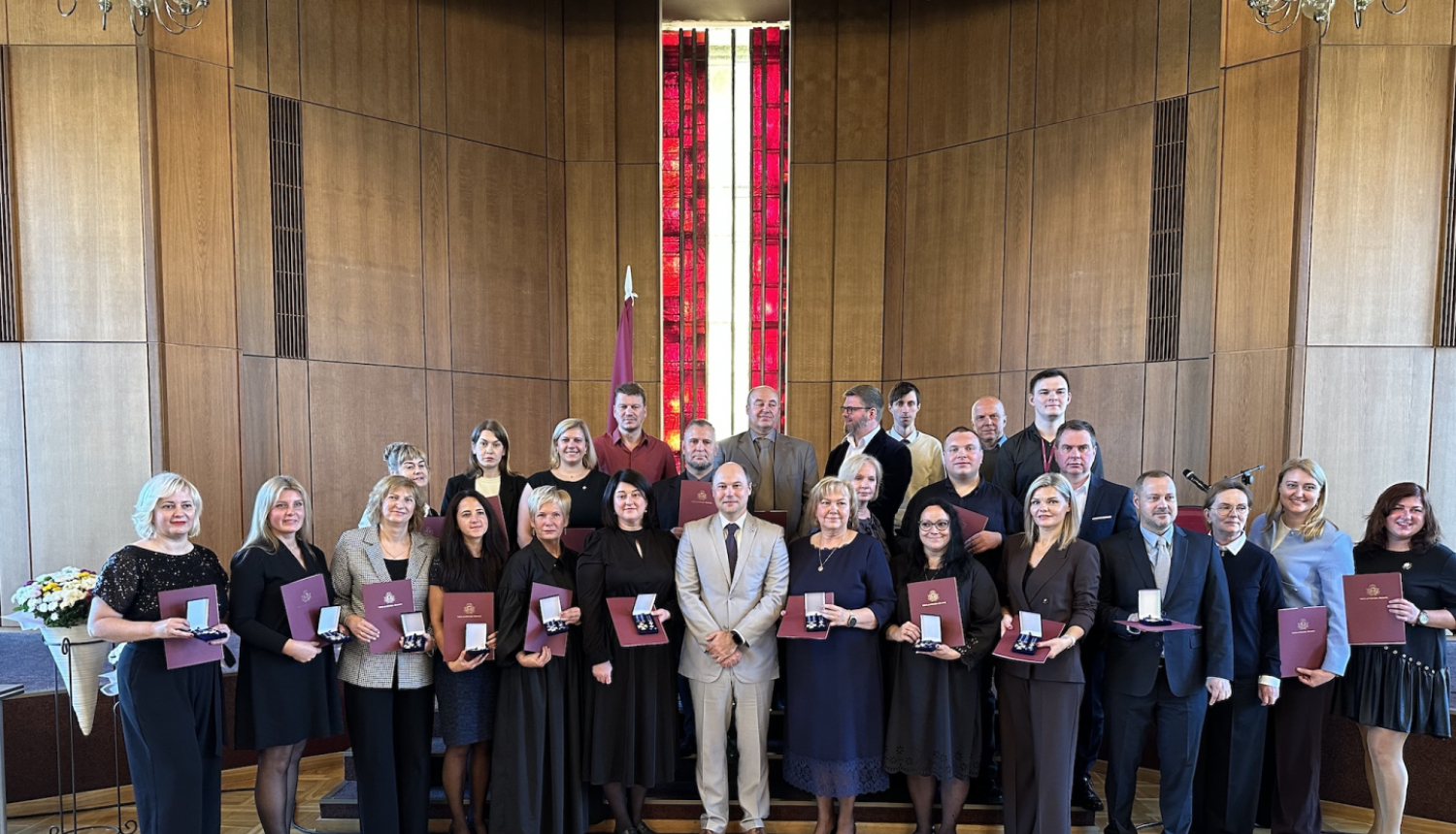 VPD apbalvojumus saņēmušie darbinieki Tieslietu ministrijas zālē