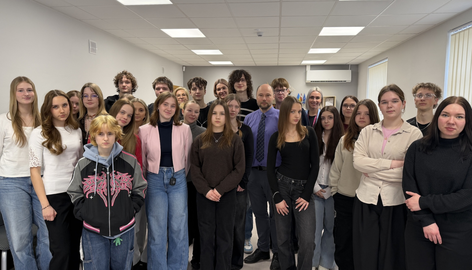 Jaunieši un dienesta kolēģi ēnu dienā 