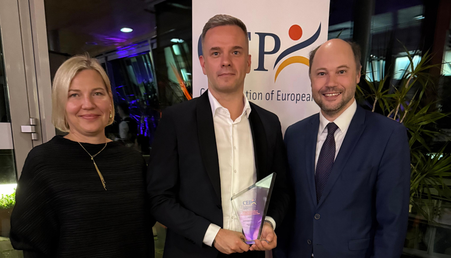 VPD vadītājs, vietniece un sabiedrisko attiecību vadītājs ar balvu