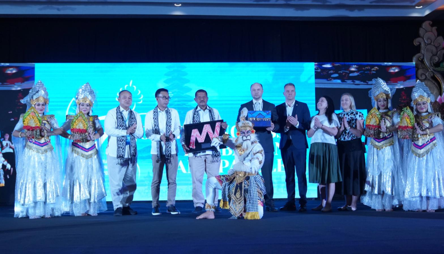 uz skatuves Indonēzijā Indonēzijas un latvijas delegācijas