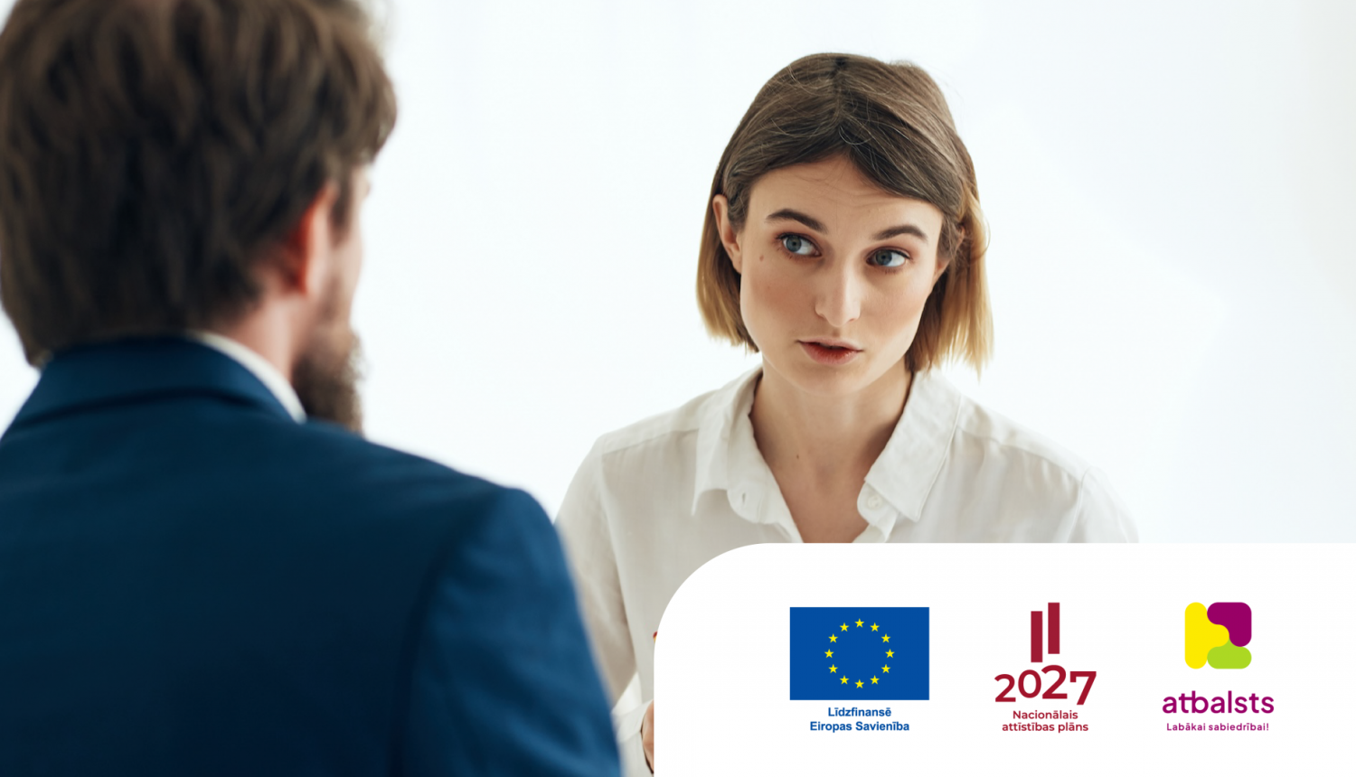 Psihoterapeits runā ar pacientu