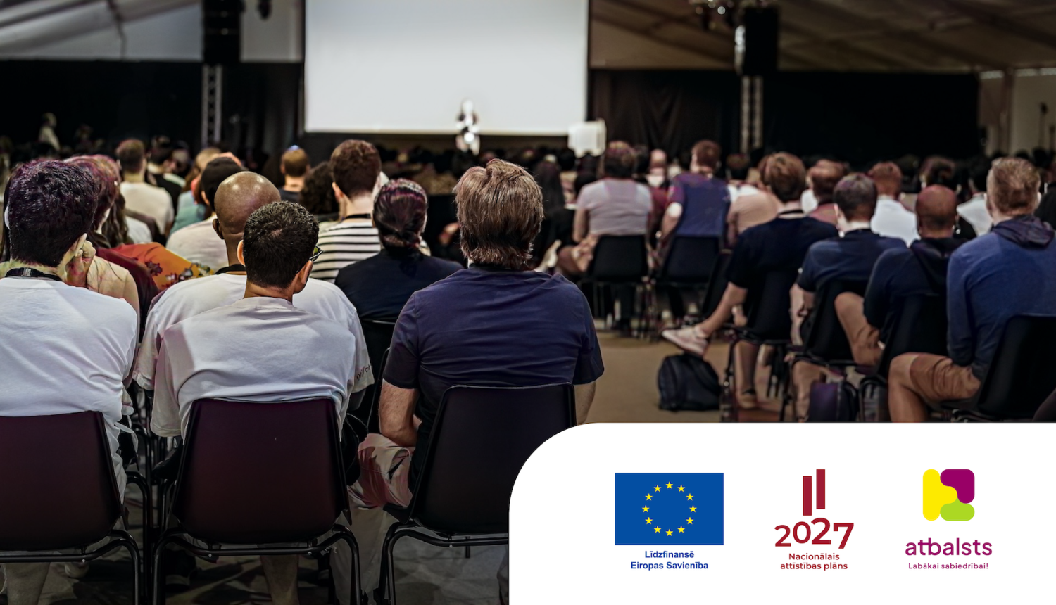 cilvēki klausās lekciju