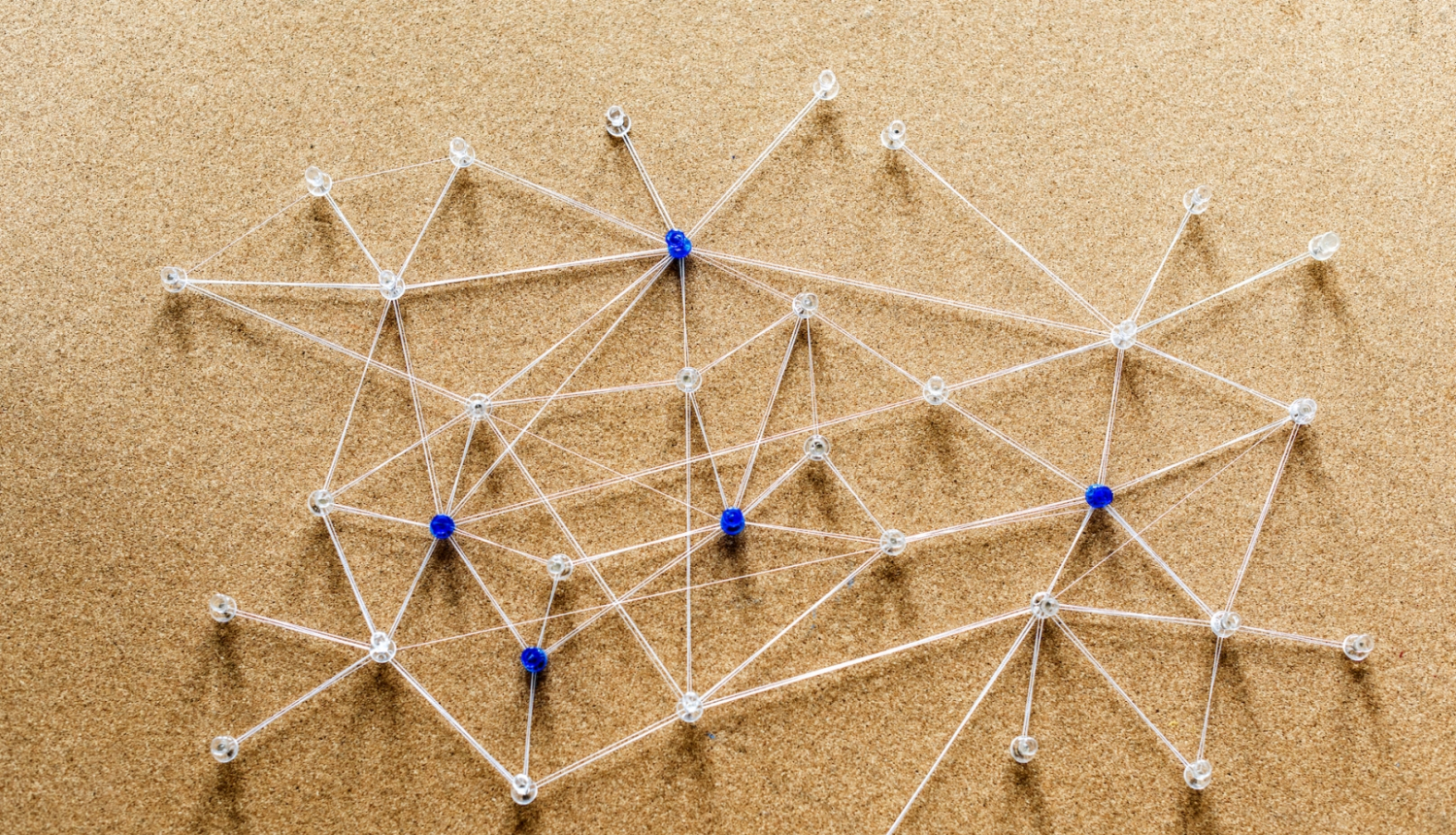 Simboliski punkti savenoti savā starpā veidojot tīklu