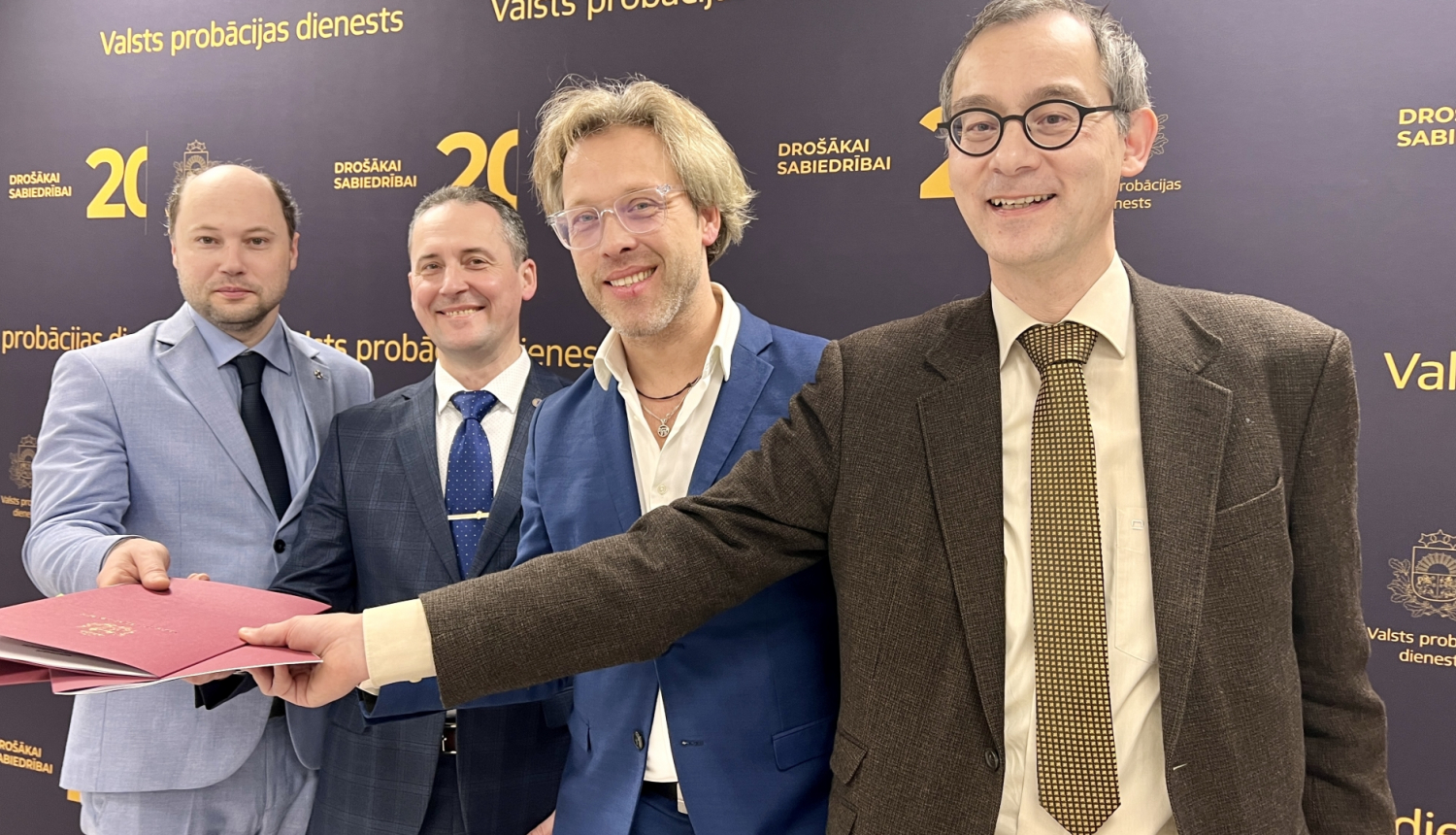 Latvijas, Ukrainas un Nīderlandes probācijas dienestu pārstāvji fotografējas memoranda parakstīšanas brīdī