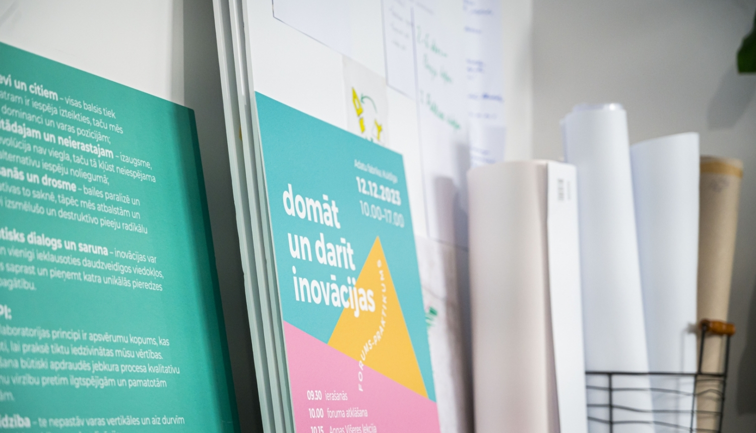 Plaukts ar plakātu par inovāciju laboratoriju